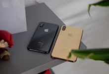 iPhone XS and iPhone XS Max on a table