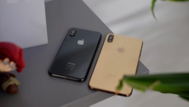 iPhone XS and iPhone XS Max on a table