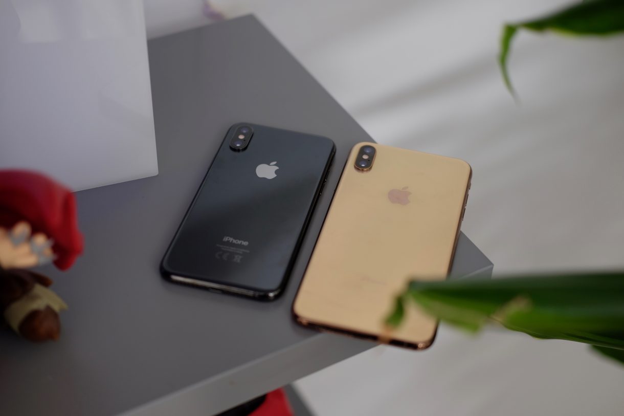 iPhone XS and iPhone XS Max on a table